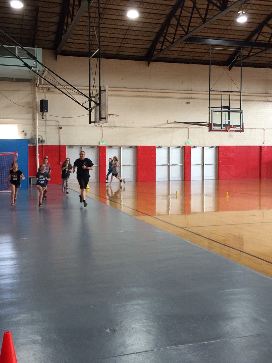 SESWildcatPride's tweet photo. SRO Opie Rhienhart running the mile with our 6th graders. #socsowen #settingtheexample #buildingrelationships #positiveexample https://t.co/R7mb7mzOY6