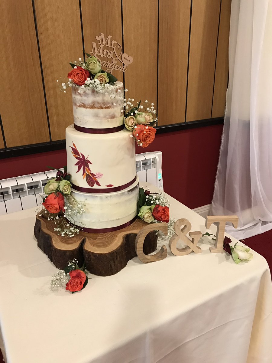 #autumn #wedding #family #bespoke #originalartwork #paintedcake all by @busylizzieart