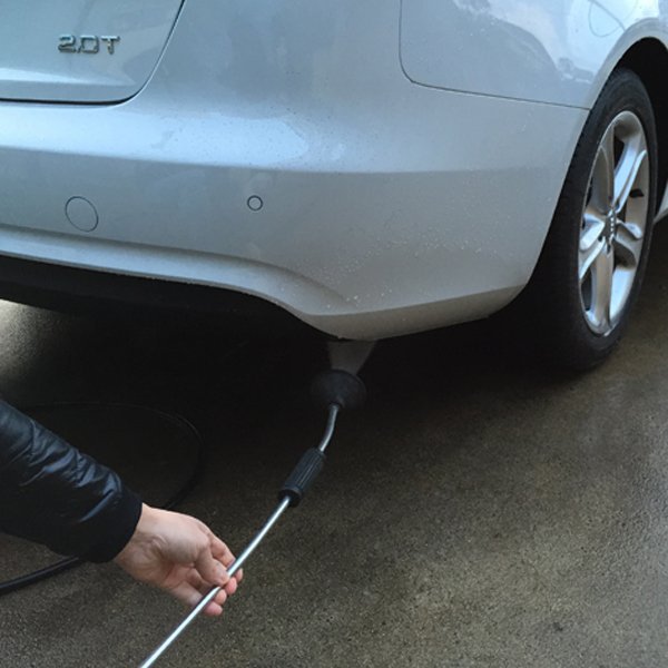 ソフト９９コーポレーション 公式 台風による塩害が散々話題になっていますが 車の塩害対策としては 塗装を傷める前にとにかく早めの洗車 これに尽きます ボディ 足回り そして 車体の裏側やタイヤの裏側も このように高圧洗浄機でしっかり洗う