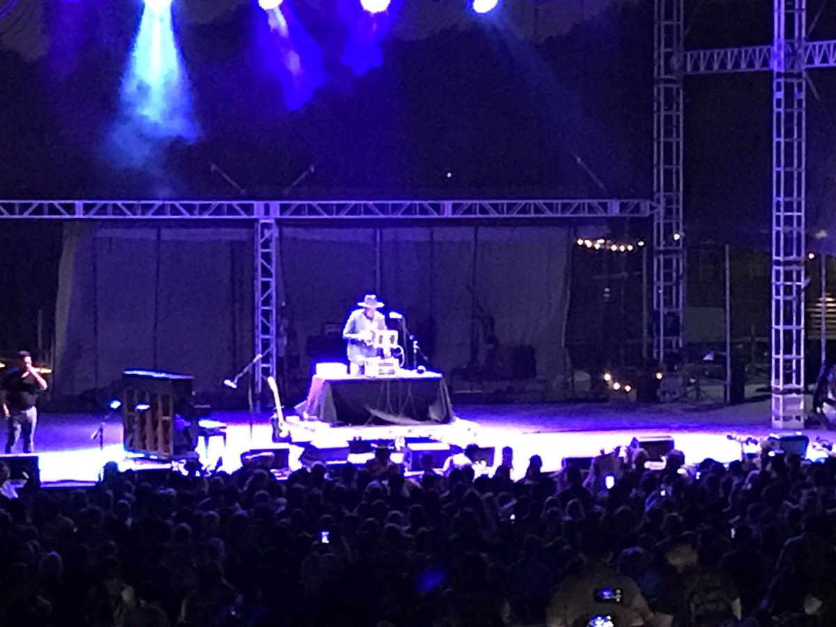 nicolebrca's tweet photo. #WinButler DJing at @BetoORourke rally in Houston #TurnTexasBlue #NoCruz https://t.co/ckNGiAb02G