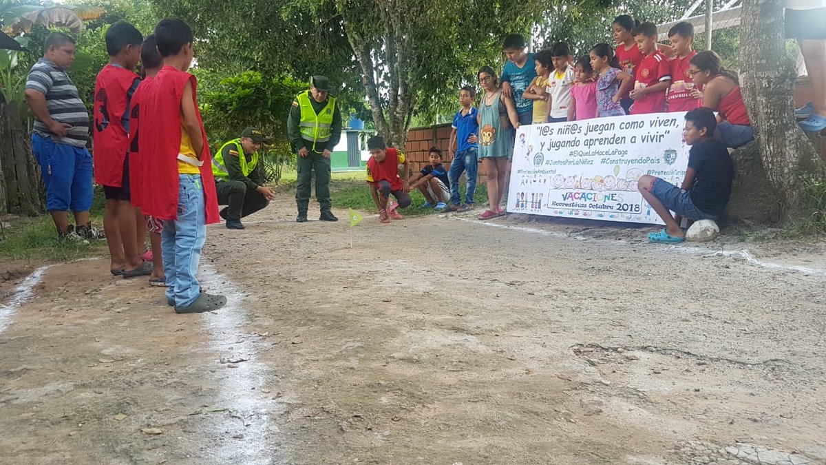JosePinerez's tweet photo. #Cimitarra con juegos tradiccionales nos acercamos comunidad #YoProtejoLaNiñez 👶🏻en su receso escolar, tambien enseñamos #ProteccionAmbiental en 🏆campeonato de canicas🔵🔮@ProteccionPonal.@PoliciaStander https://t.co/uRcgWI6KxX