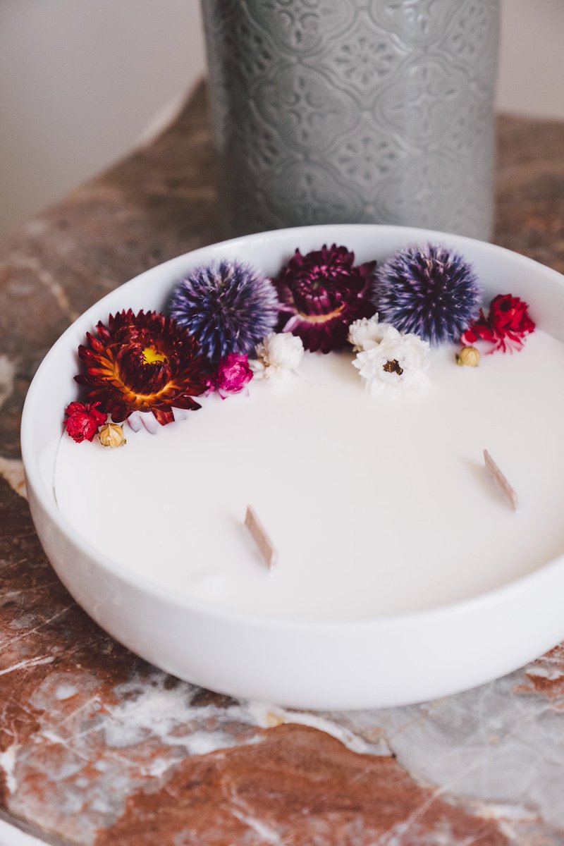 J-7!✨... avant de vous dévoiler notre 🎥 ! En attendant, notre Bougie Fleurie à l’Ylang-Ylang prend la pose chez <a href="/ManonSilvaRoma/">Manon Silva Roma</a> ❤️
Les coulisses du tournage sont à découvrir ici 👉 bit.ly/2ILzPJo #bougiefleurie #flowercandle #newad