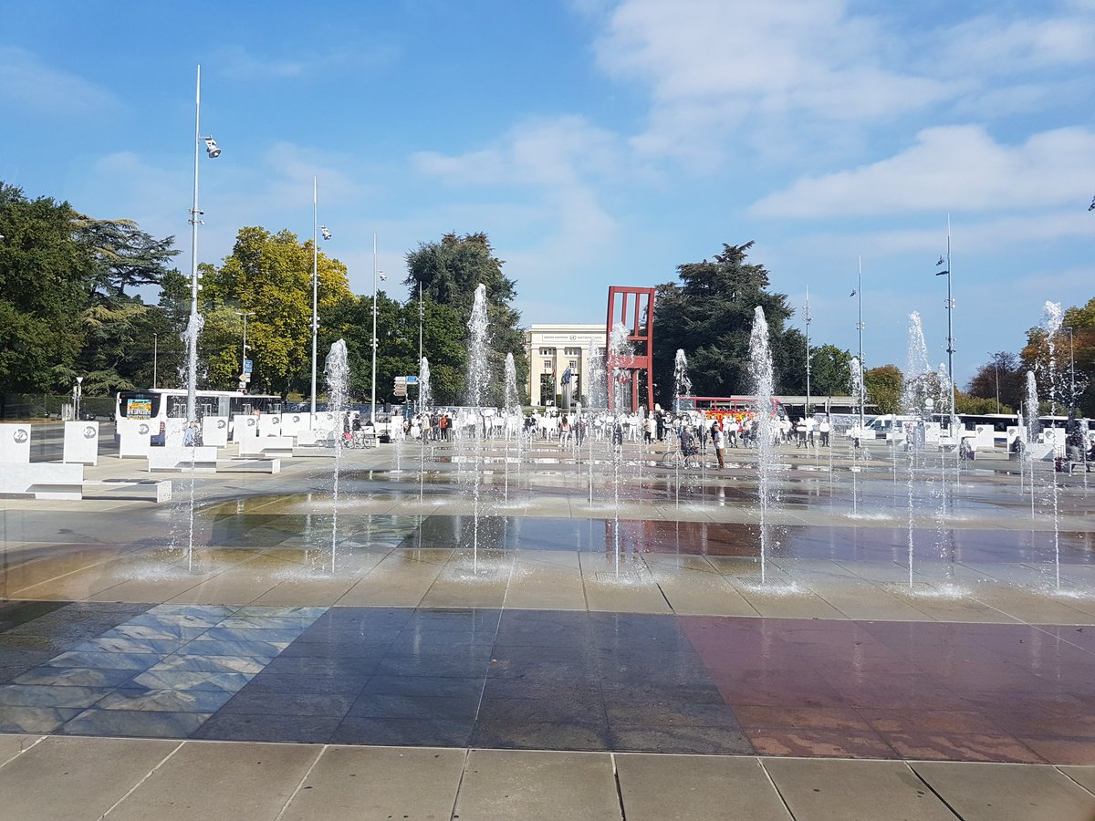 samhallsprogram's tweet photo. Elever från Samhällsvetenskapsprogrammet åk 2 och elever som läser franska steg 4 är iväg på ett utbyte i Annecy, Frankrike. Här är de tillsammans med gruppen i Frankrike på studiebesök i Genève. De har besökt CERN och ska även besöka FN:s högkvarter i Europa. #SABroman https://t.co/gLwQVV17Oq