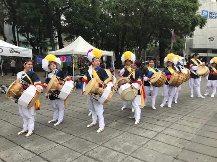 SamulnoriMexico's tweet photo. 2018-09-30
Les compartimos parte de nuestra presentación en "Super K Pop Party".
Estén al pendiente para próximos eventos!
SAEWOOLIM SAMULNORI MEXICO
#AlfaRadio #Daewoo #Culturacoreana #Saewoolim #Samulnori #Pungmulnori #Corea #사물놀이 #한국문화 #풍물놀이 #멕시코 https://t.co/9gUUe6iaZ1