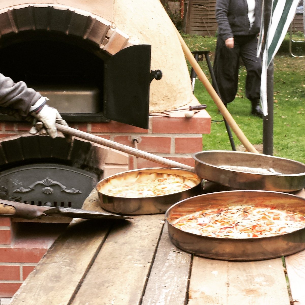 KiezGestalten's tweet photo. Nach dem Arbeitseinsatz im #wuhlegarten gemeinsam #kochen und #essen. #Gemeinschaftsgarten #interkultureller #Garten #Köpenick #Herbst https://t.co/QKFDBGgx07