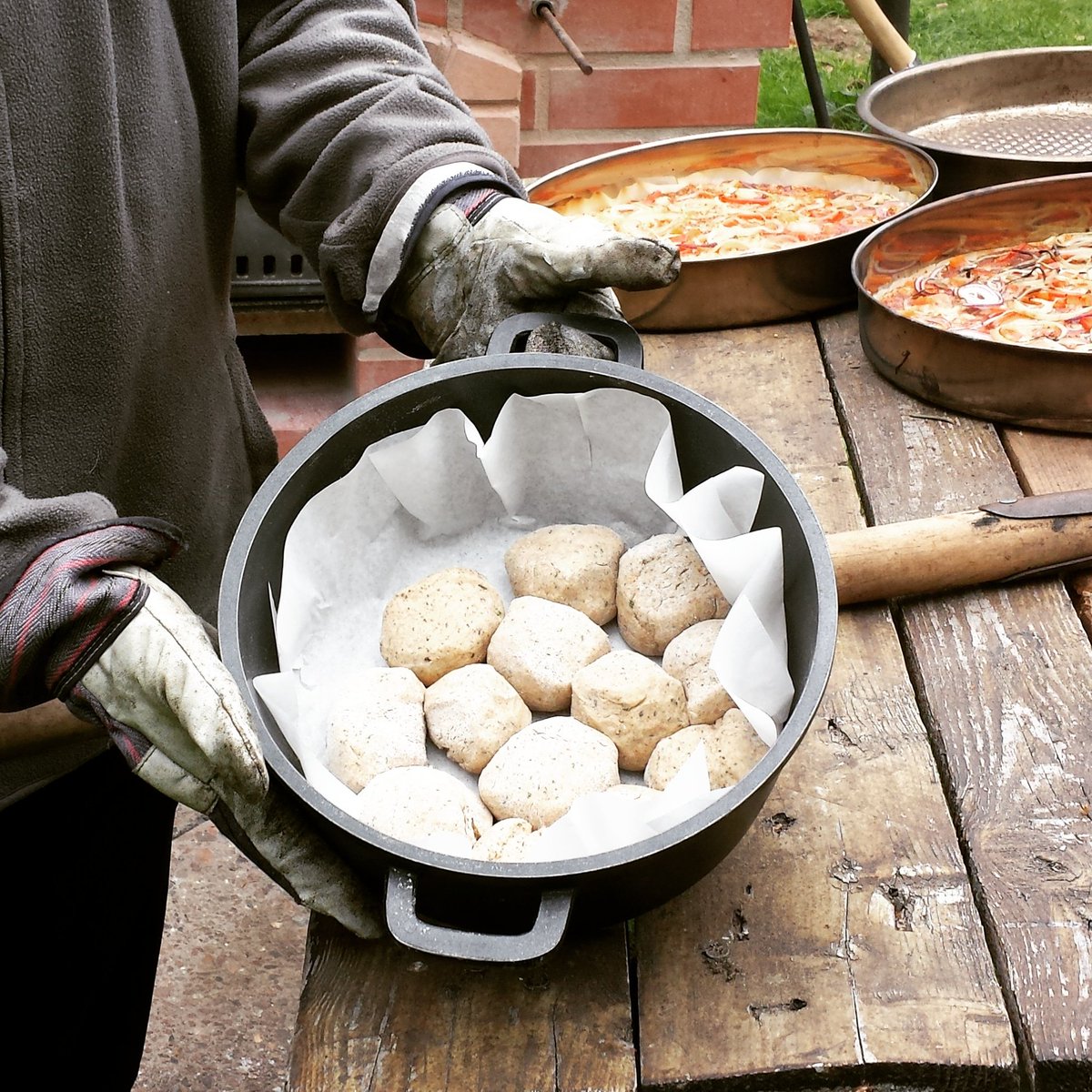 KiezGestalten's tweet photo. Nach dem Arbeitseinsatz im #wuhlegarten gemeinsam #kochen und #essen. #Gemeinschaftsgarten #interkultureller #Garten #Köpenick #Herbst https://t.co/QKFDBGgx07