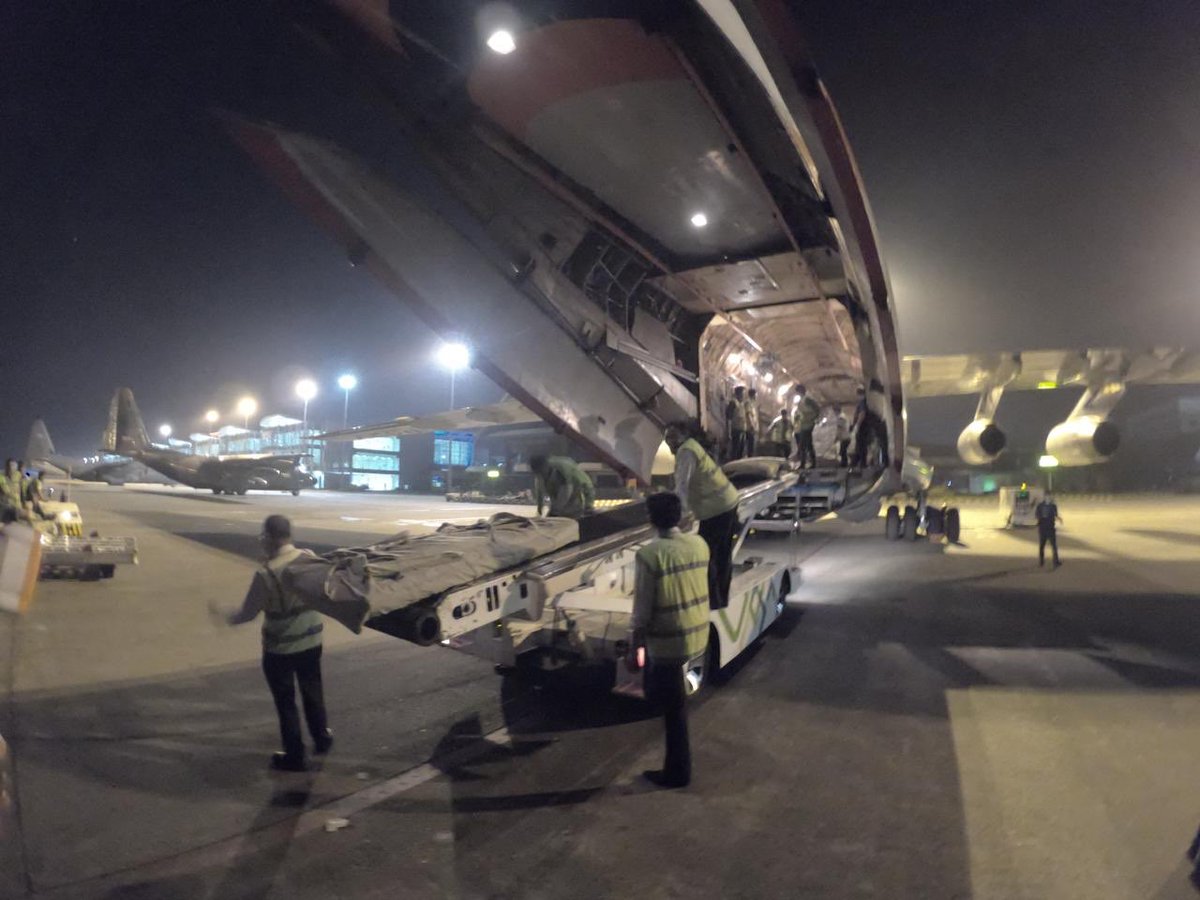 Pada Senin (8/10), sesuai perintah Presiden <a href="/PutinRF_Eng/">Vladimir Putin</a>, Kementerian Situasi Darurat Rusia mengirimkan lebih dari 24 ton bantuan kemanusian kepada korban gempa l dan tsunami di Sulteng Tengah. Kargo di antaranya berisi generator listrik, sistem pembersih air, tenda, dan selimut.