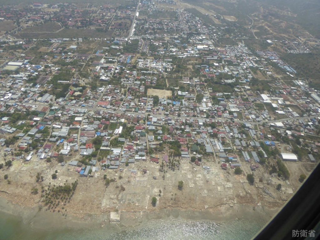 ハザードラボ公式 防災防犯 町が消えた 広がる液状化 インドネシア スラウェシ島 自衛隊が被災者空輸 地震 インドネシア 犠牲者は8日現在で1948人にのぼり 更に増える見込み 動画 震源の近くでは液状化被害が凄まじい 地中から