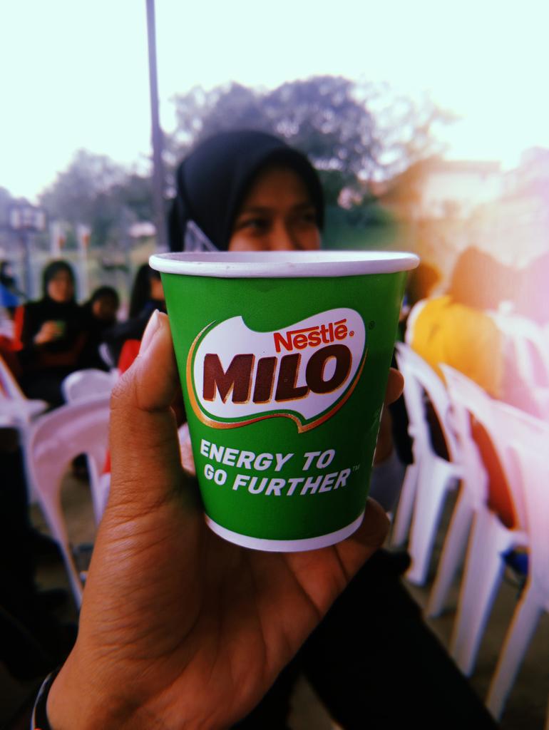 erinerinaaaa's tweet photo. Teringat zaman childhood dulu, sanggup beratur panjang semata-mata nak milo cup 😘😍😜😁 #miloMalaysia #ipgkti @MiloMalaysia https://t.co/rRSiiT3XAL