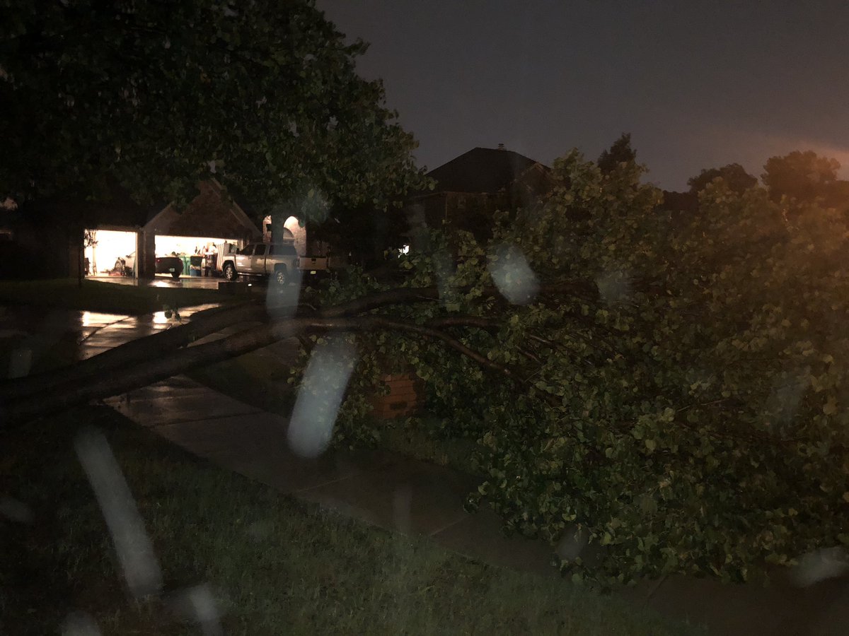SQLMMA's tweet photo. @wfaaweather We had a good gust come through in Lewisville. https://t.co/gCvvIrIaOX