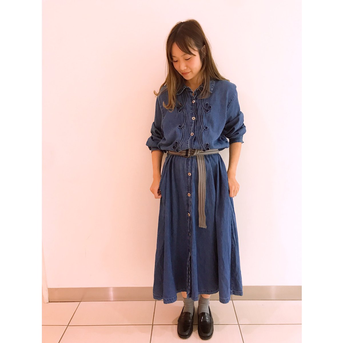 Mankimonkil A Studio Recommend Style ロング丈 長袖のデニムワンピースは羽織として使えます 一枚あると便利 ベルトを合わせてメリハリが ｄリングベルトならカジュアルに スポーティーに使えますよ 垂らして使って見せるのが可愛い お花模様や