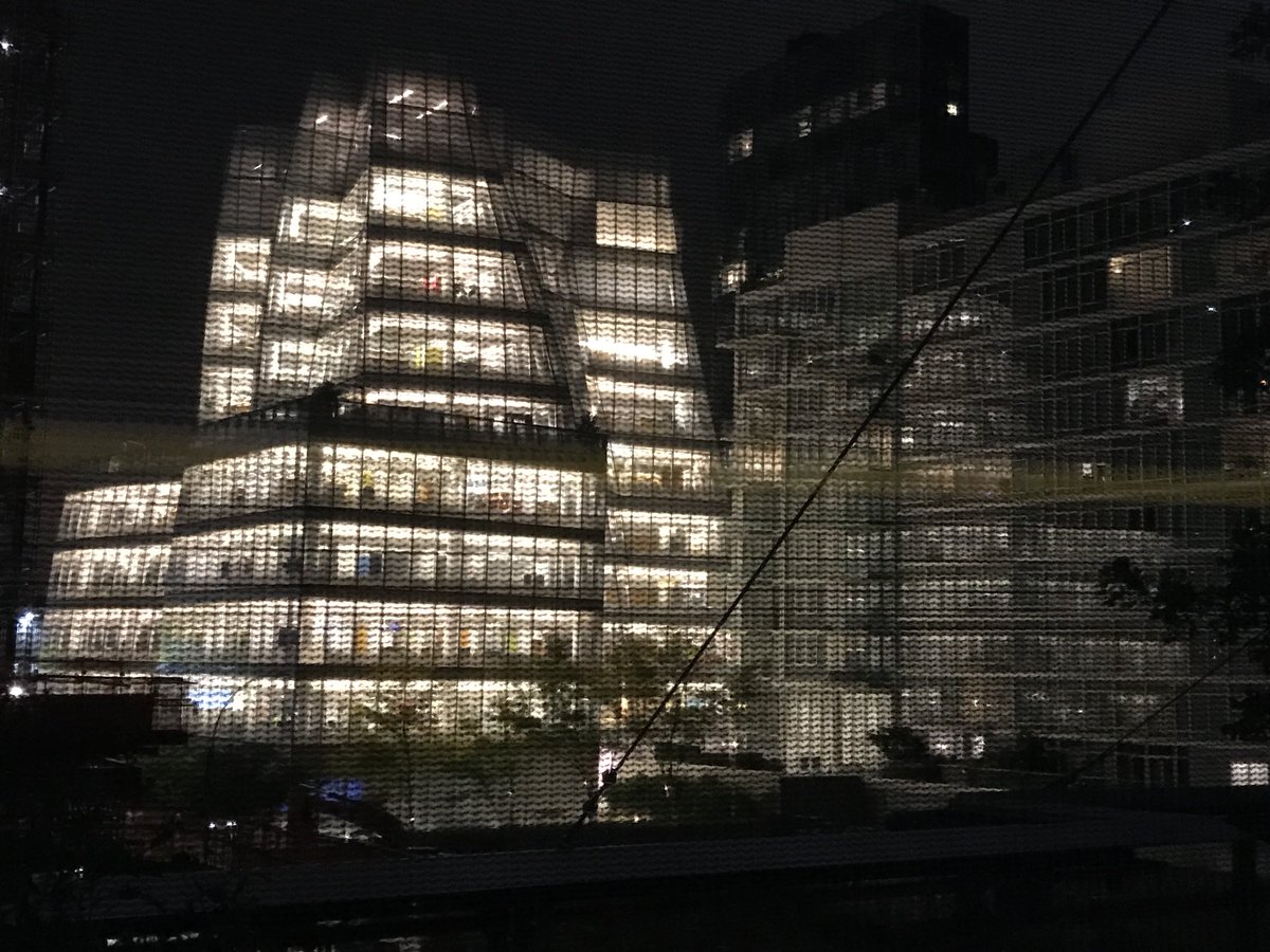 TOMOKOamsterdam's tweet photo. As we walk more than 2 kilometers on the high line, 1000 singers tell you the story and sing for you. The opera by #davidlang #dillerscofidio #themilelongopera https://t.co/7xKbtNYYfk