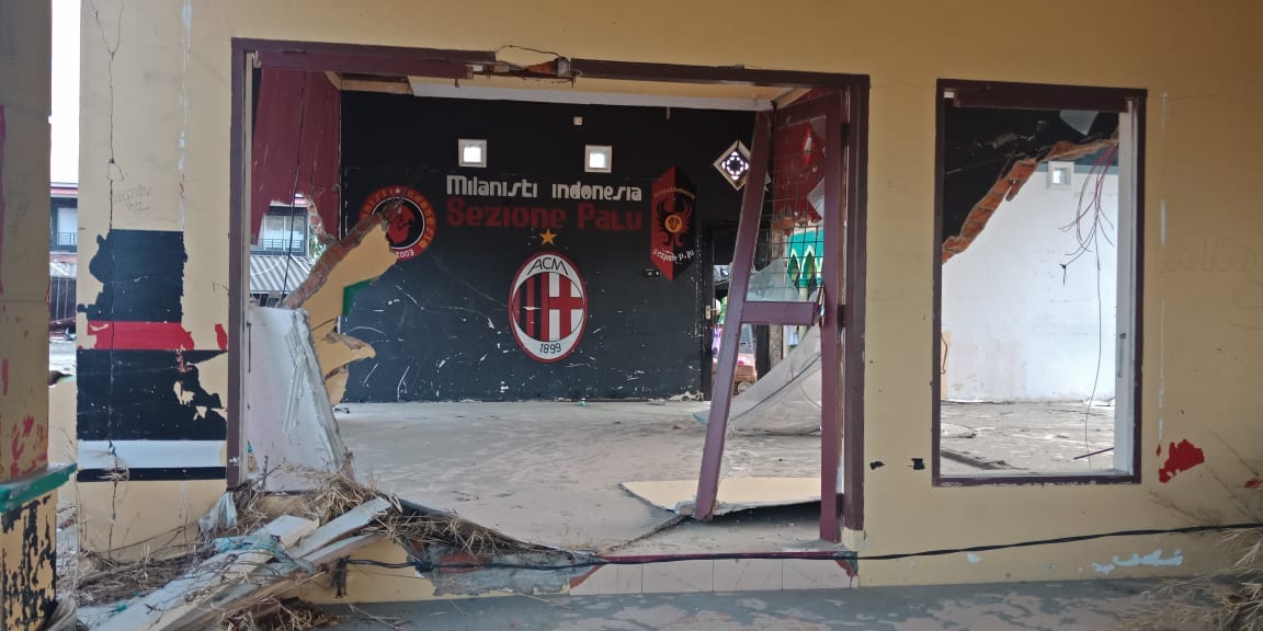 Dinding ini masih kokoh setelah dihantam tsunami. saksi perjuangan kami merintis dan membesarkan Komunitas Milanisti Indonesia Sezione Palu #PaluBangkit #palukuat