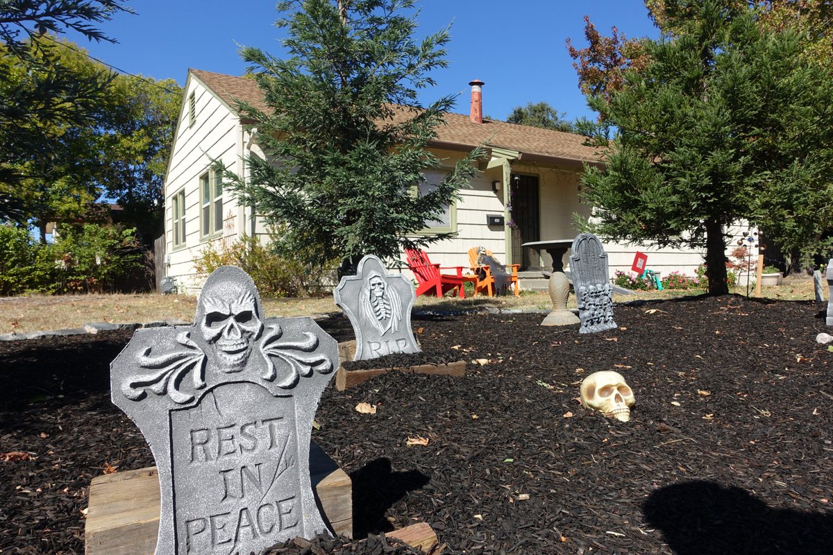 planbike's tweet photo. Halloween in full effect in Sonoma already. Love how much more you see, hear, and smell by touring by bike. One of many of Sonoma's charms I would have missed today if I drove. #SeenWhileCycling #velotour #cycling https://t.co/jWlRY7OKi8