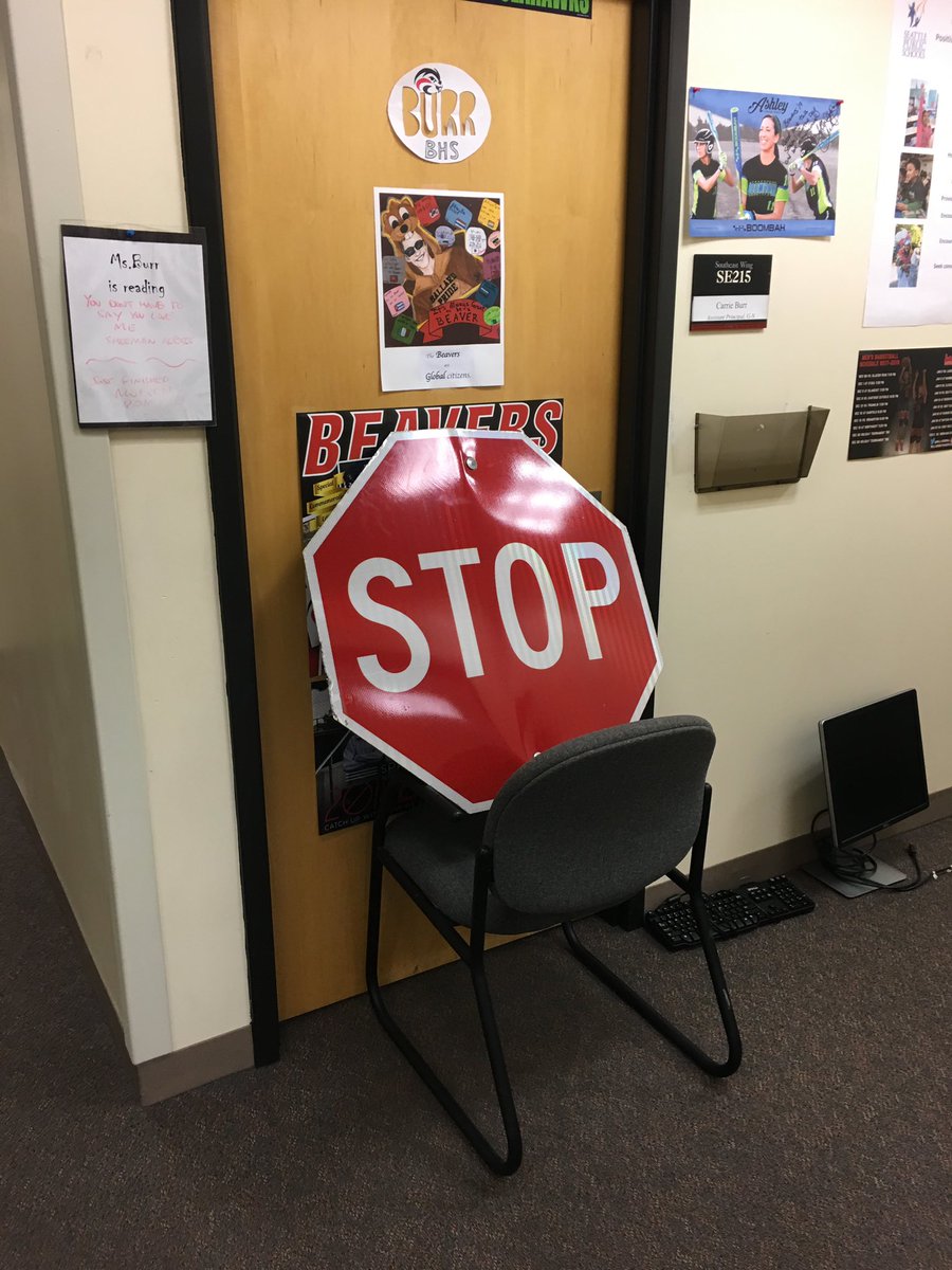 MsBearLifeAP's tweet photo. How can this not brighten your day? #posthoco #seniorlove #APlife https://t.co/7yHpl68jxb
