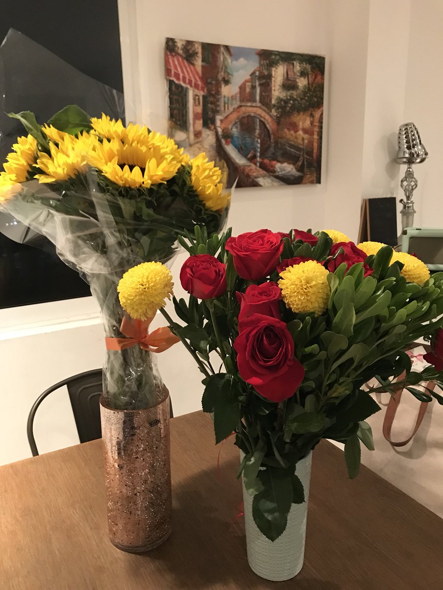 DulceMaria's tweet photo. Amo las flores y agradezco a todos los que me llenaron de amor estos días ! Gracias @SACM_Oficial por el arreglo tan bonito que me mandaron ! Un gran detalle que valoró como autora!❤️🙌🏼🙏🏻 Gracias #VoviendoalOrigen https://t.co/yoqUPrTQFg