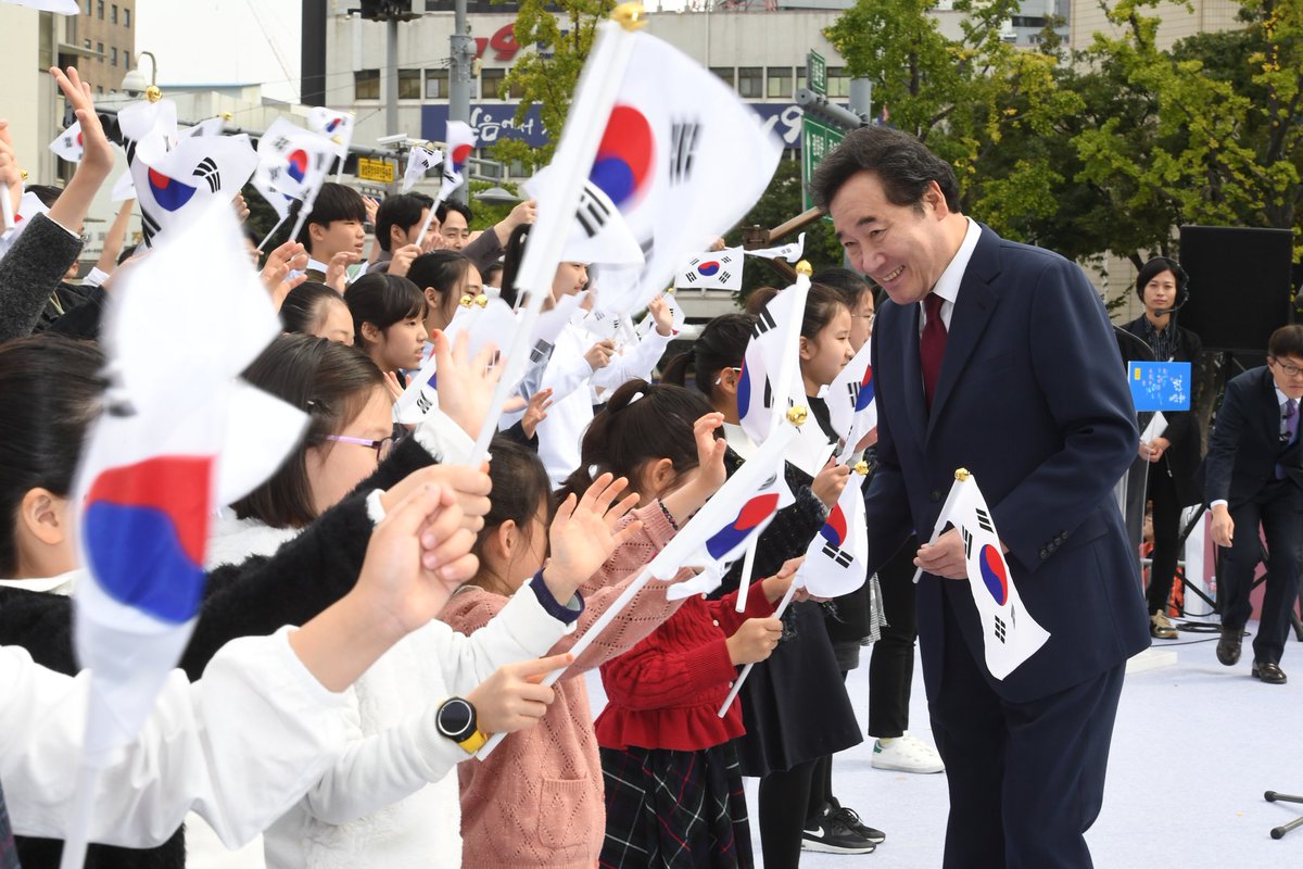 한글날. 광화문 세종대왕상 앞. 세종대왕께서 한글을 만드셨을 때는 우리 겨레가 하나였습니다. 그러나 세계냉전은 겨레를 둘로 갈랐습니다. 분단극복의 노력을 늦출 수 없습니다. 
* 경축사 보기 bit.ly/2OOeCE4