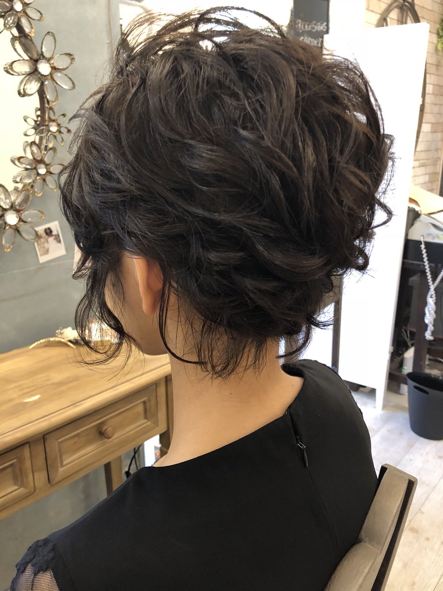 梅田茶屋町セットサロンricco お客様スナップ 結婚式の際にショートヘアをアップ風スタイル イベントの際に リボン編み込みカチューシャ ヘアセット ヘアメ 梅田 Ricco