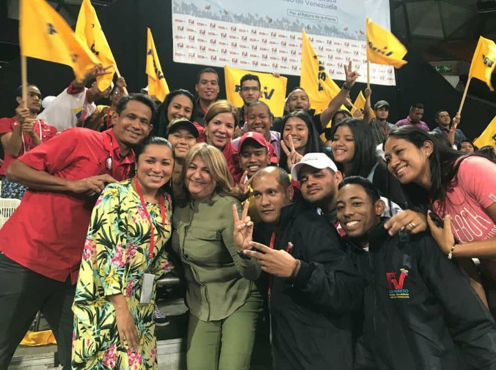 BloqueDeChavez's tweet photo. Monagas en batalla y en victoria. 
Dos Vicepresidentas guerreras de la revolución Bolivariana. 

@yelitzePSUV_ #Vicepresidenta de #Finanzas #PSUV 

@AnaJPSUV #Vicepresidenta de la #región #Monagas #DeltaAmacuro #JPSUV https://t.co/MXCWMgepih