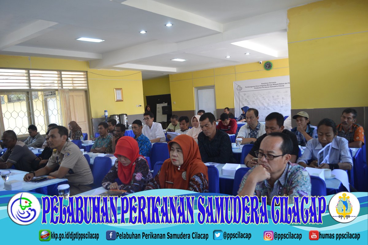 ppscilacap's tweet photo. Slamat Pagi Sobat Mina,(9/10/2018) dibalai pertemuan breakwater, Kepala #ppscilacap membuka kegiatan Forum Konsultasi Publik Status &amp; Pemanfaatan Ikan SIdat di Kab.Cilacap @kkpgoid @djpt_kkp @brsdm_kp @DitjenPRL @PerikananCLP @psdkp_cilacap  @lipiindonesia https://t.co/vgOTNy2ABG