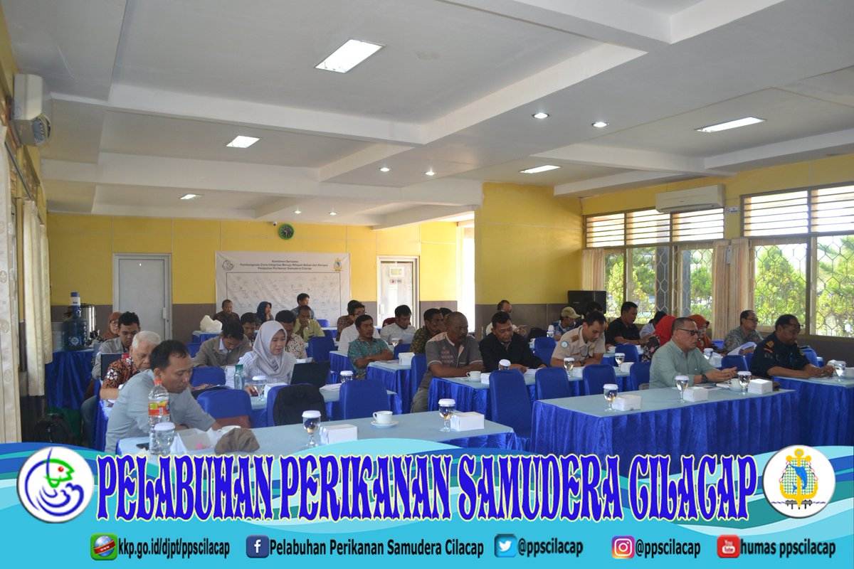 ppscilacap's tweet photo. Slamat Pagi Sobat Mina,(9/10/2018) dibalai pertemuan breakwater, Kepala #ppscilacap membuka kegiatan Forum Konsultasi Publik Status &amp; Pemanfaatan Ikan SIdat di Kab.Cilacap @kkpgoid @djpt_kkp @brsdm_kp @DitjenPRL @PerikananCLP @psdkp_cilacap  @lipiindonesia https://t.co/vgOTNy2ABG