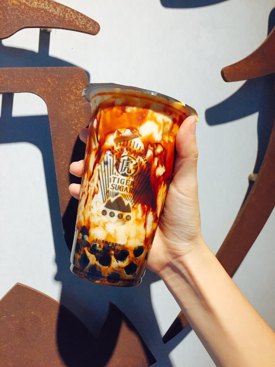 대만에서 꼭 먹어보라던 타이거 슈가의 버블티!! 너무너무 맛있고 적당히 달콤하고 시원하고 최고였음😭 한국에도 들어왔으면 좋겠다......