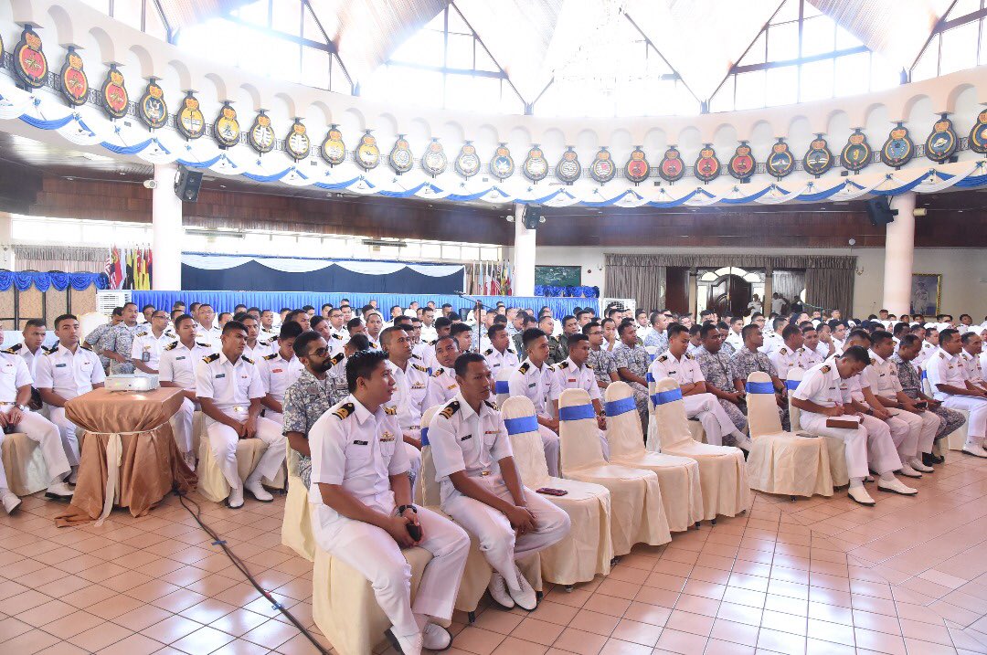 MPA_Barat's tweet photo. Full House! Warga #NavyPeople di Pangkalan TLDM Lumut berkumpul di @WismaSamudera beri sokongan dlm Mesyuarat Agung Tahunan ke-36 yg dipengerusikan Laksma Ir. Franklin Jeyasekhar Joseph, Yang Dipertua Wisma.

#NavyNews 
#NavyWay https://t.co/n1NMuLkkkP