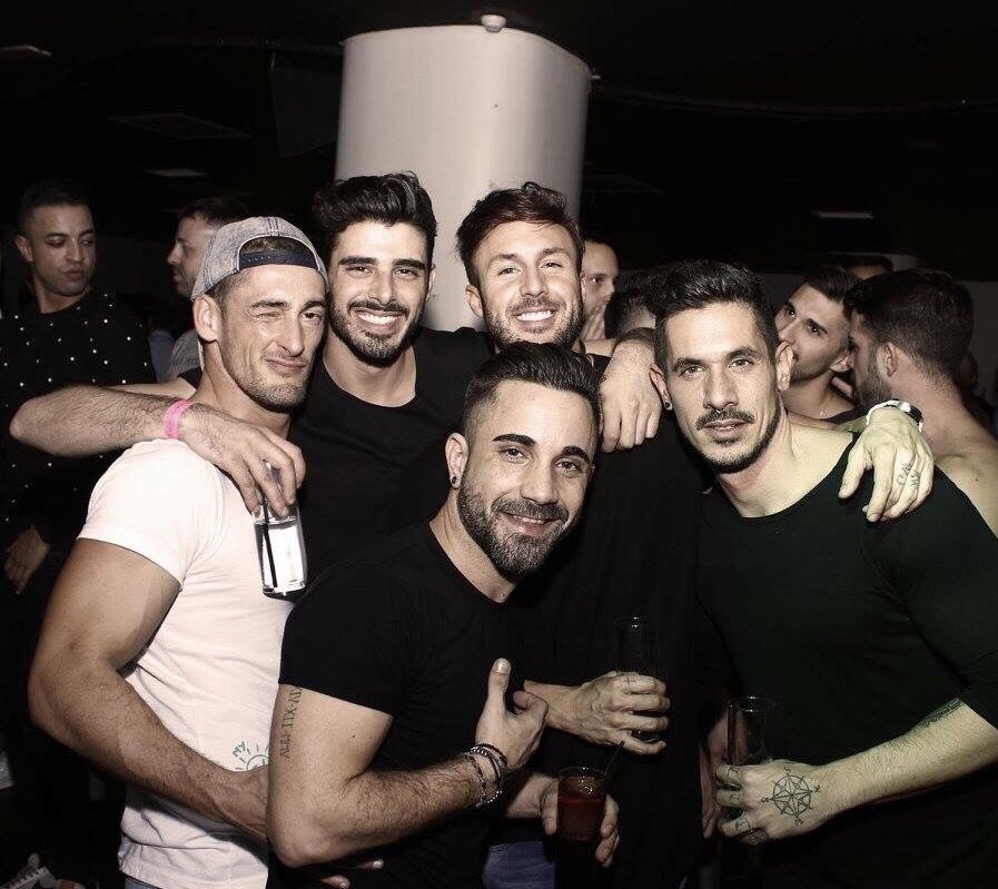 Alessio_Effe's tweet photo. #formentera #ibiza #drink #friends #pinetaclubformentera #pinetaclub #spagna chi non balla in compagnia o è un ladro o è una spia !! !! !! https://t.co/TV0hVDqLvV