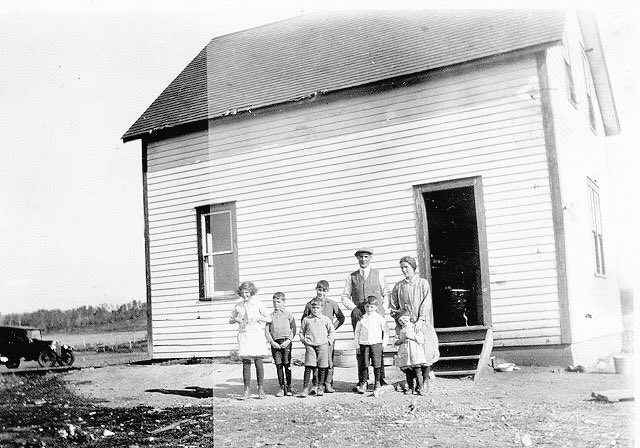 redshedmalting's tweet photo. Thankful for family and the history of the farm. 1929 Bernard Hamill Sr. moved his wife and six children from Ireland and homesteaded under the wide blue prairie skies and golden fields of Central, AB. Pic is in front of the original homestead where Joe, Daelyn and Isabella live. https://t.co/nnQdH9bP6F
