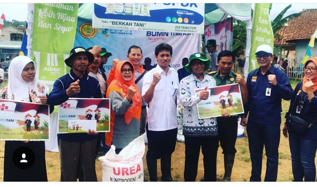 itjen3kementan's tweet photo. Inspektur III @ItjenKementan yaitu bapak @BambangPamuji2 hadir dalam rangka launching kartu tani dan gerakan tanam serempak di Desa Ciasmara Kecamatan Pamijahan Kabupaten Bogor. Tingkatkan terus produktivitas padi di Bogor. #UPSUS #ProgramKerja #pajale #PetaniSejahtera https://t.co/whWcr1t8cP