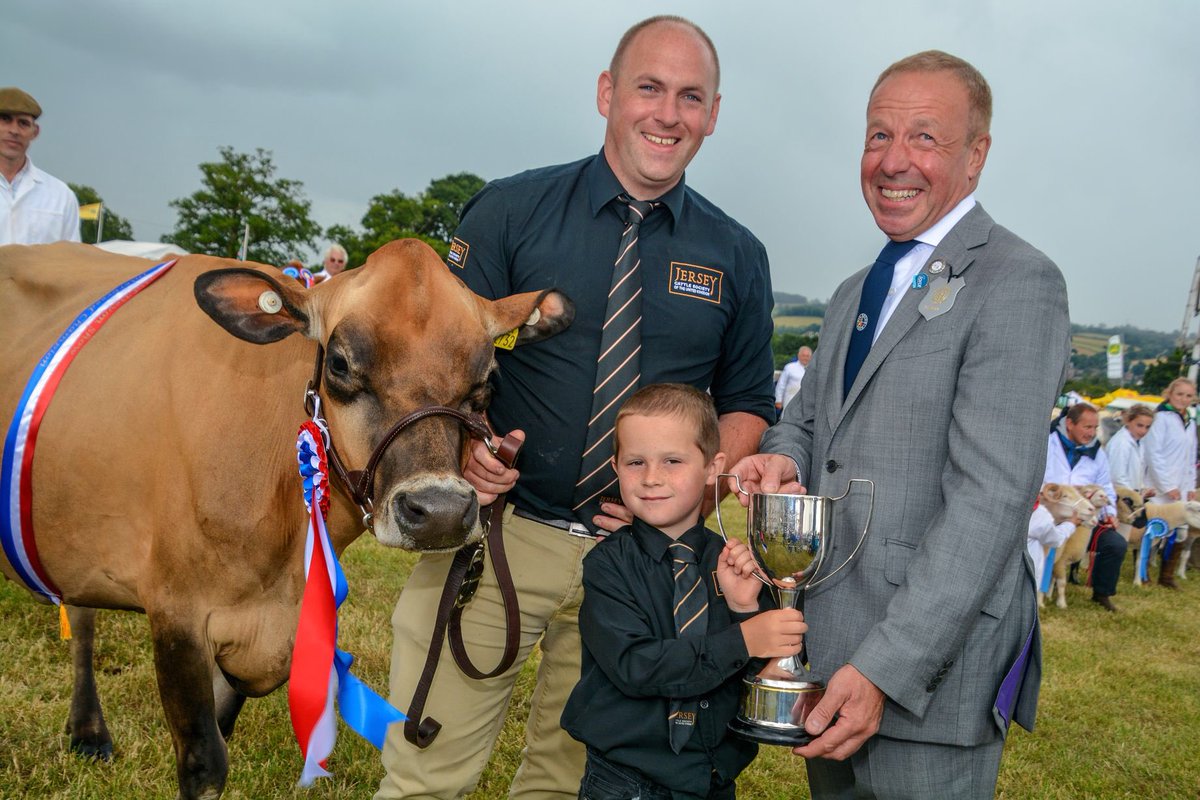 middevonshow's tweet photo. Proud livestock winners receiving their award from show president John Lee OBE
#middevonshow #middevonshow2018 #jersey #jerseycow #winner #trophy #tiverton #cullompton #crediton #middevon #devon
Picture thanks to @lewis_clarke88 https://t.co/rvJm0KFDtw