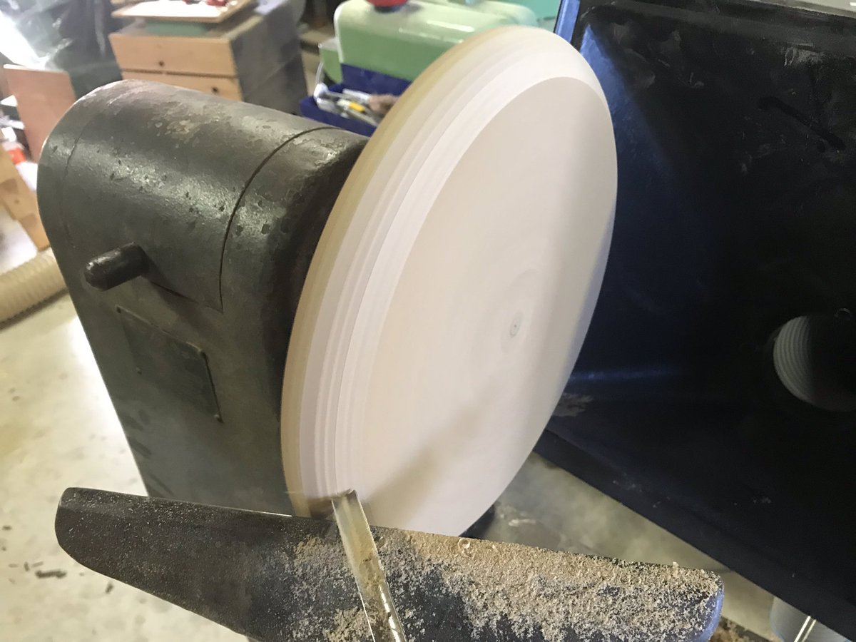 家具を造るサラリーマン Auf Twitter 工房久しぶり 今日も 最近は 木皿つくり遊び 栗材 木皿 Diy ハンドクラフト ハンドメイド 旋盤 なら材 端材 日曜大工 趣味の木工 木工 木の皿