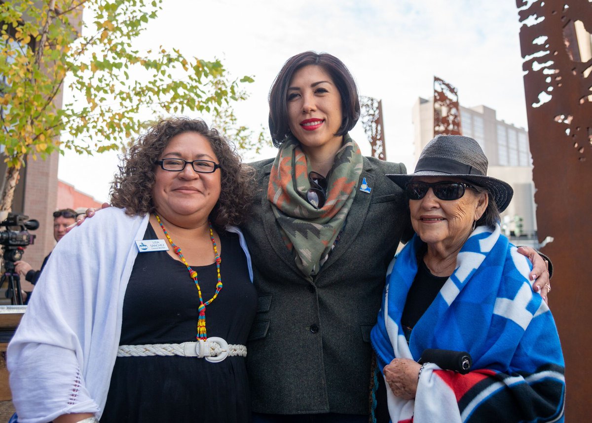 PauletteEJordan's tweet photo. Today we gathered in front of Boise City Hall to celebrate Indigenous People’s Day with Boise Mayor David Bieter. This day is part of a movement to recognize the atrocities committed against Indigenous people, and also to commemorate the beauty of Native American culture. https://t.co/1sVa7gWWz5