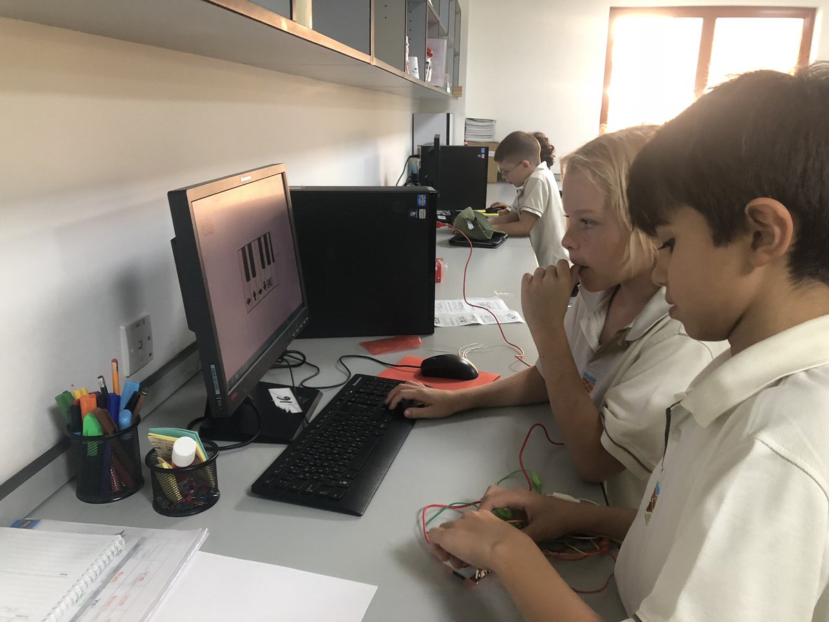 TraceyCroukamp's tweet photo. Students collaborating to explore and discover what we can do with #makeymakey. Having fun with the piano function to create music while developing a better understanding of circuits #mygcs #behappybegcs #taaleem #GCSmakerspace @makeymakey https://t.co/3YiI4FVByg