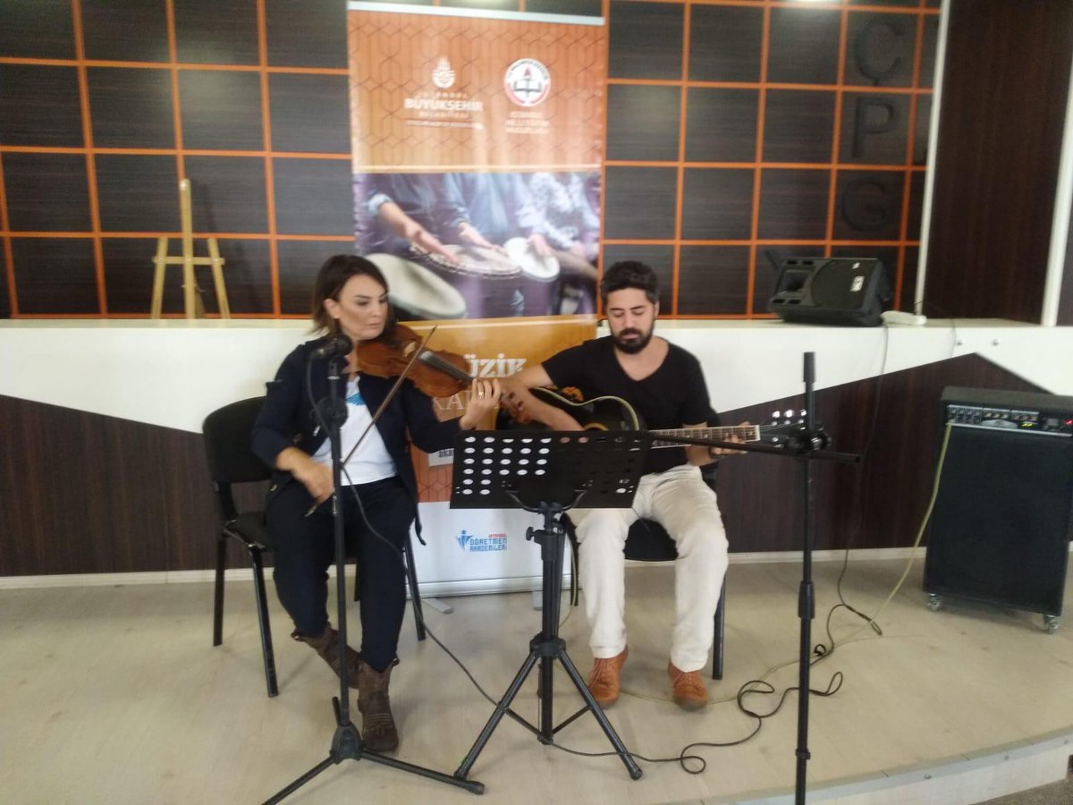 İl milli eğitim koridorlarımız artık öğretmenlerimizin enstrümanlarından çıkan nağmeler ile dolacak🎼
Hem misafirlerimiz hem de çalışanlarımız haftaya müziğin şifası ile başladılar.
<a href="/tcmeb/">Millî Eğitim Bakanlığı</a> <a href="/memleventyazici/">Levent Yazıcı</a>