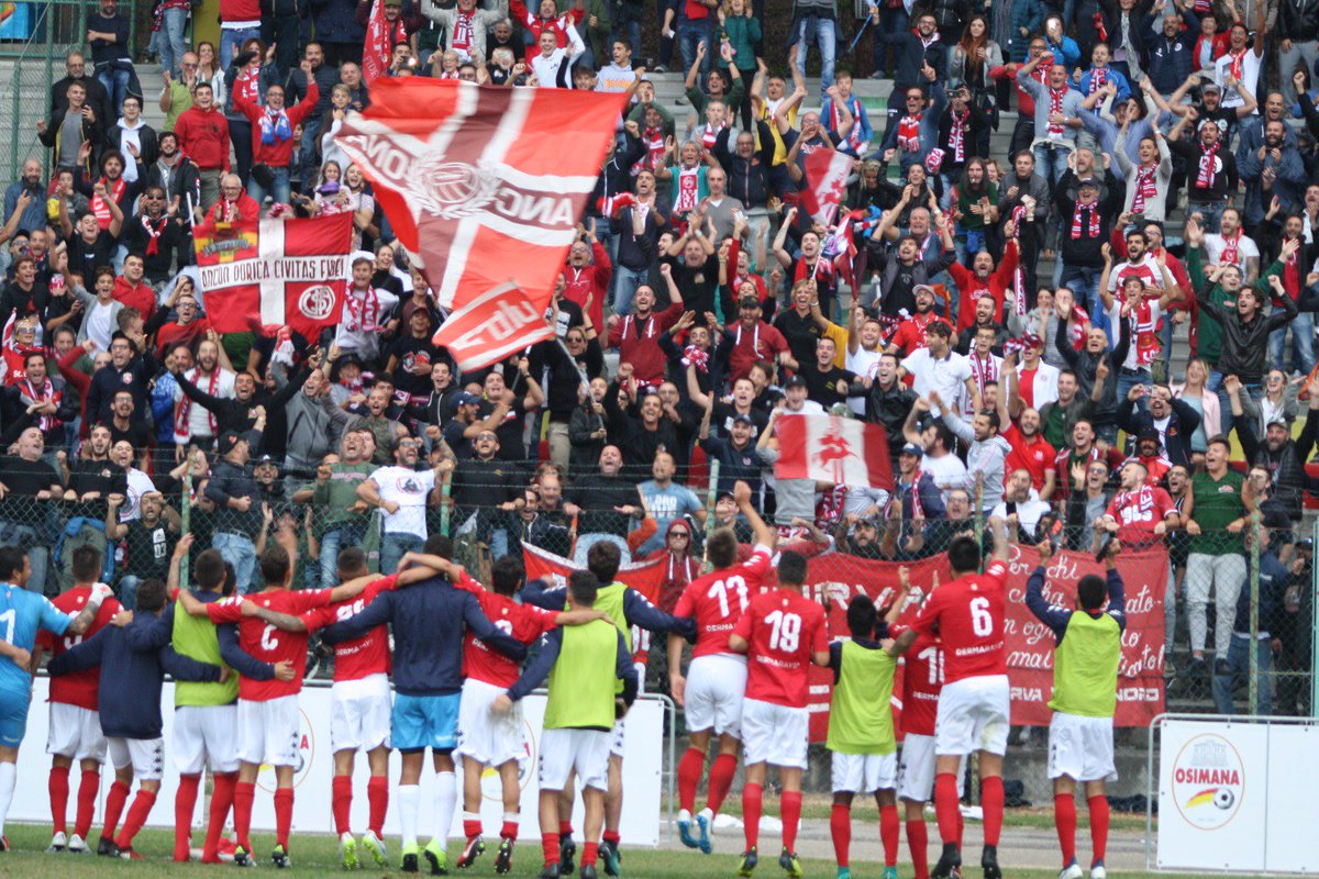 UsAnconitana's tweet photo. Un team di successo batte con un solo cuore.⚪🔴 https://t.co/hBcEu40Zju