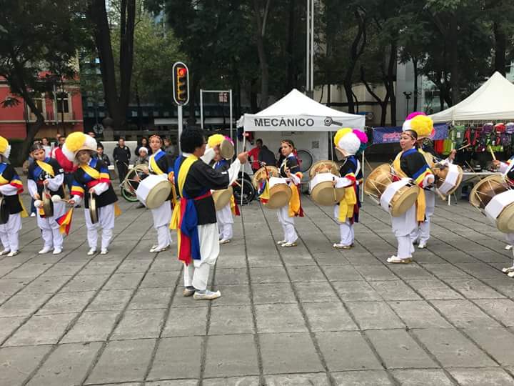 SamulnoriMexico's tweet photo. 2018-09-30
Esperamos que disfrutarán nuestra presentación en "Super K Pop Party"
SAEWOOLIM SAMULNORI MEXICO
#AlfaRadio #Daewoo #Culturacoreana #Saewoolim #Samulnori #Pungmulnori #Corea #사물놀이 #한국문화 #풍물놀이 #멕시코 https://t.co/m7T3F5uiQV