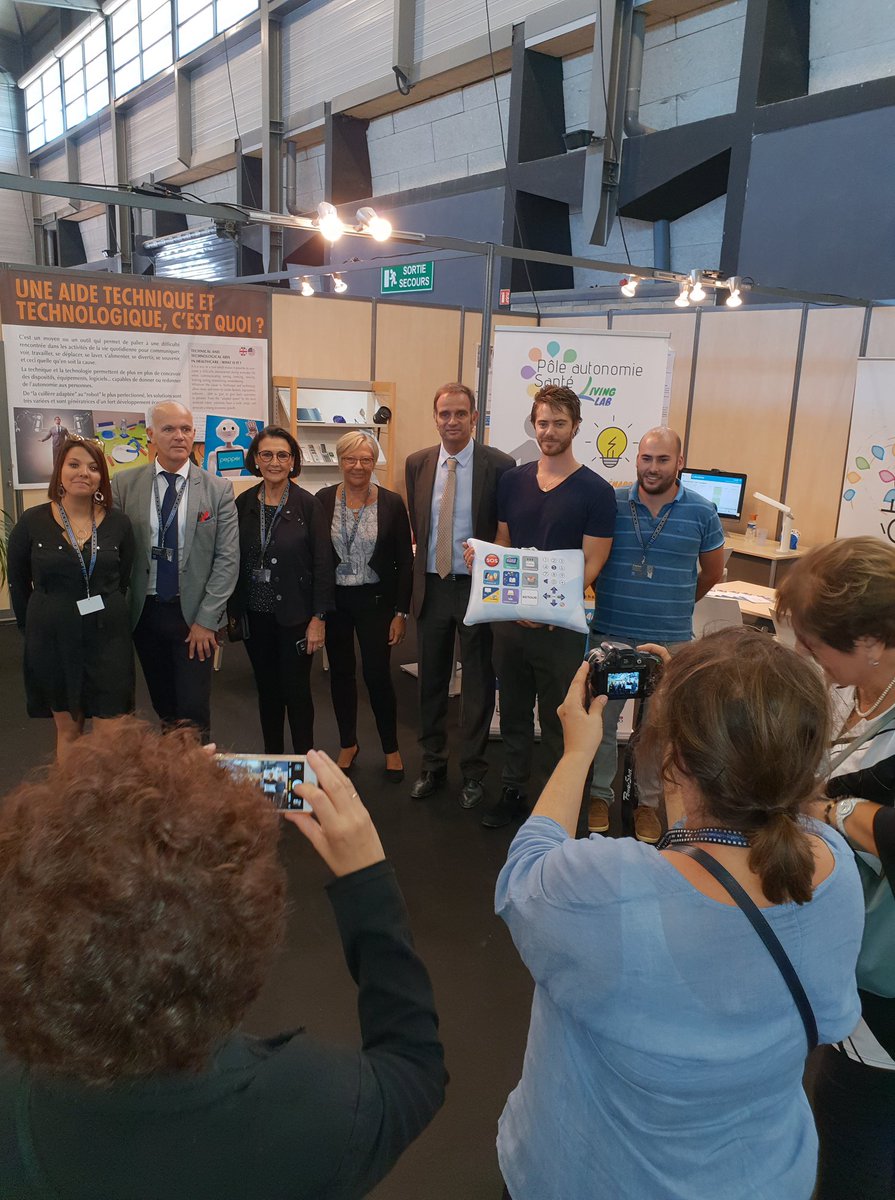 coussinviktor's tweet photo. Nous ne sommes pas peu fiers d'être au @ConcoursLepine à la Foire internationale de @montpellier_
La team Viktor's, avec ses dernières récompenses : Premier trophée de l'innovation de @Leclerc_MEL + médaille d'or au #SilverShow2018 https://t.co/S7OjmBOYmH
