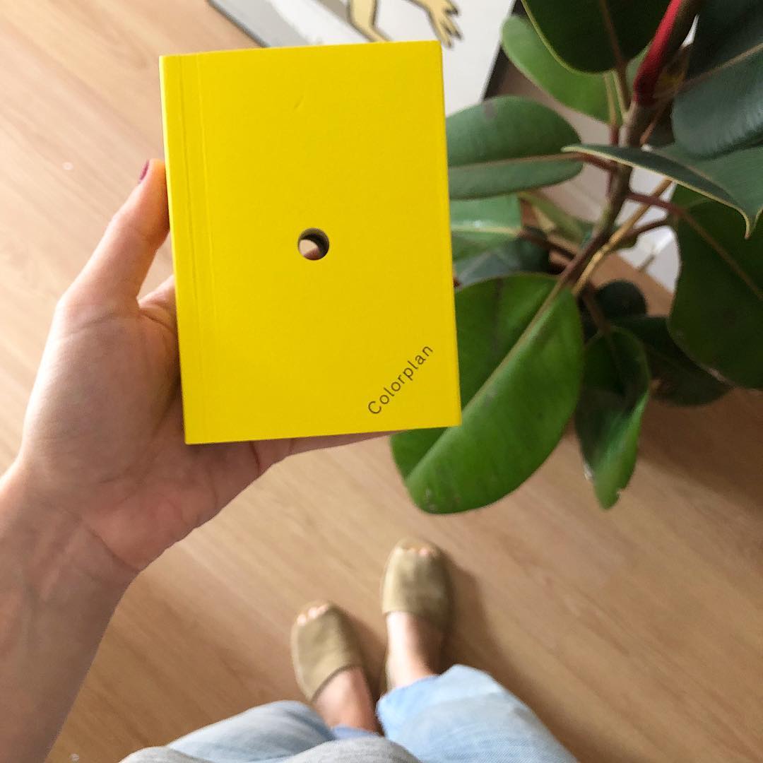 mooipapier's tweet image. Het originele #ColourBookMini, slechts 85x120 mm groot. Foto door Colapso Studio.