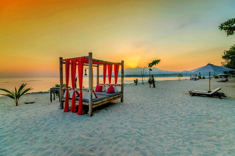 StayBonanza's tweet photo. 😍🏝️Pristine white sandy beaches, open ocean views, nestled in a tropical haven at Hotel Tugu, Lombok. Steeped in ancient art and history save 72% with extras by booking with us!🌊🤩

Book here ➡️ https://t.co/mSXmGxNVnV

#whitesandybeach #hotelbonanza #romanticdestinations https://t.co/3nogaQLO5y