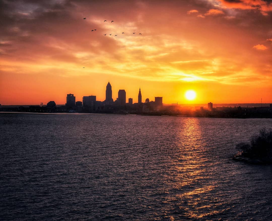clevelanddotcom's tweet photo. What an amazing Cleveland sunrise! 🌞

Photo: wvgirlinthe216 on Instagram https://t.co/wsUBz5ypFK