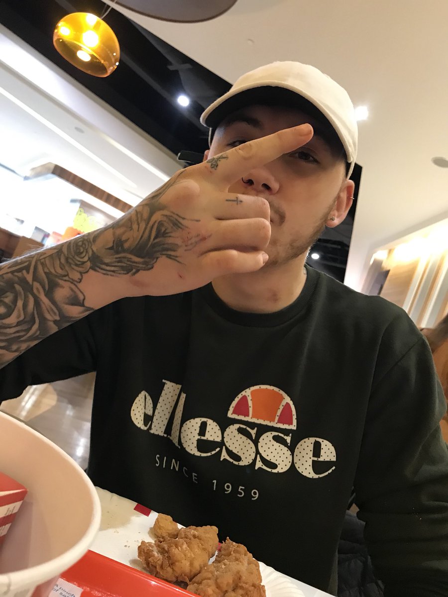 JamesStretch98's tweet photo. @KFC_UKI what’s with giving me out of date gravy??? https://t.co/mDUNKSupJO