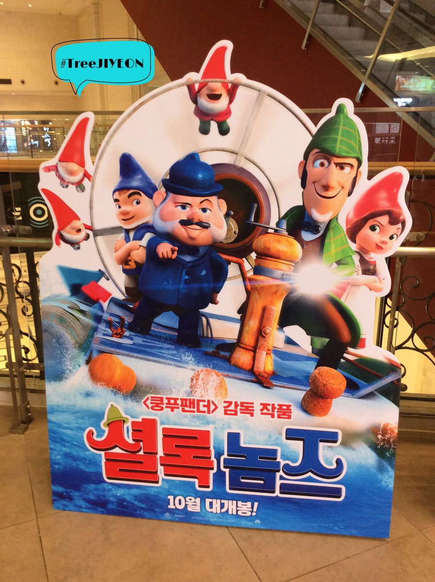 #셜록놈즈 홍보 입간판 🎅 지연이가 더빙했었던 노미오와 줄리엣 후속 애니메이션이라고 😬 그러고보니 노미오와 줄리엣 DVD도 소장중 😂Translate post