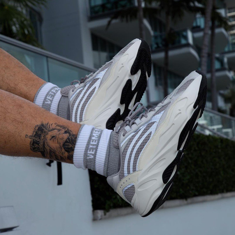 Grey 700 V2 Static On Yeezy LONGUE VIE À TOUS MENNÉS