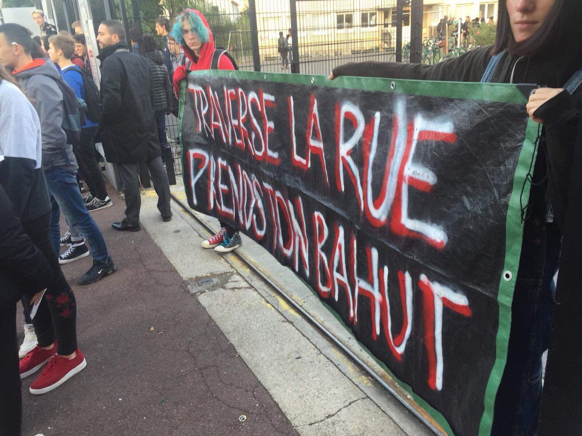 Partout en France, les lycées répondent à l’appel du #9octobre pour protester contre le #PlanEtudiants et le #SNU.
Les jeunes disent #NonALaSélection et #NonAuSNU !