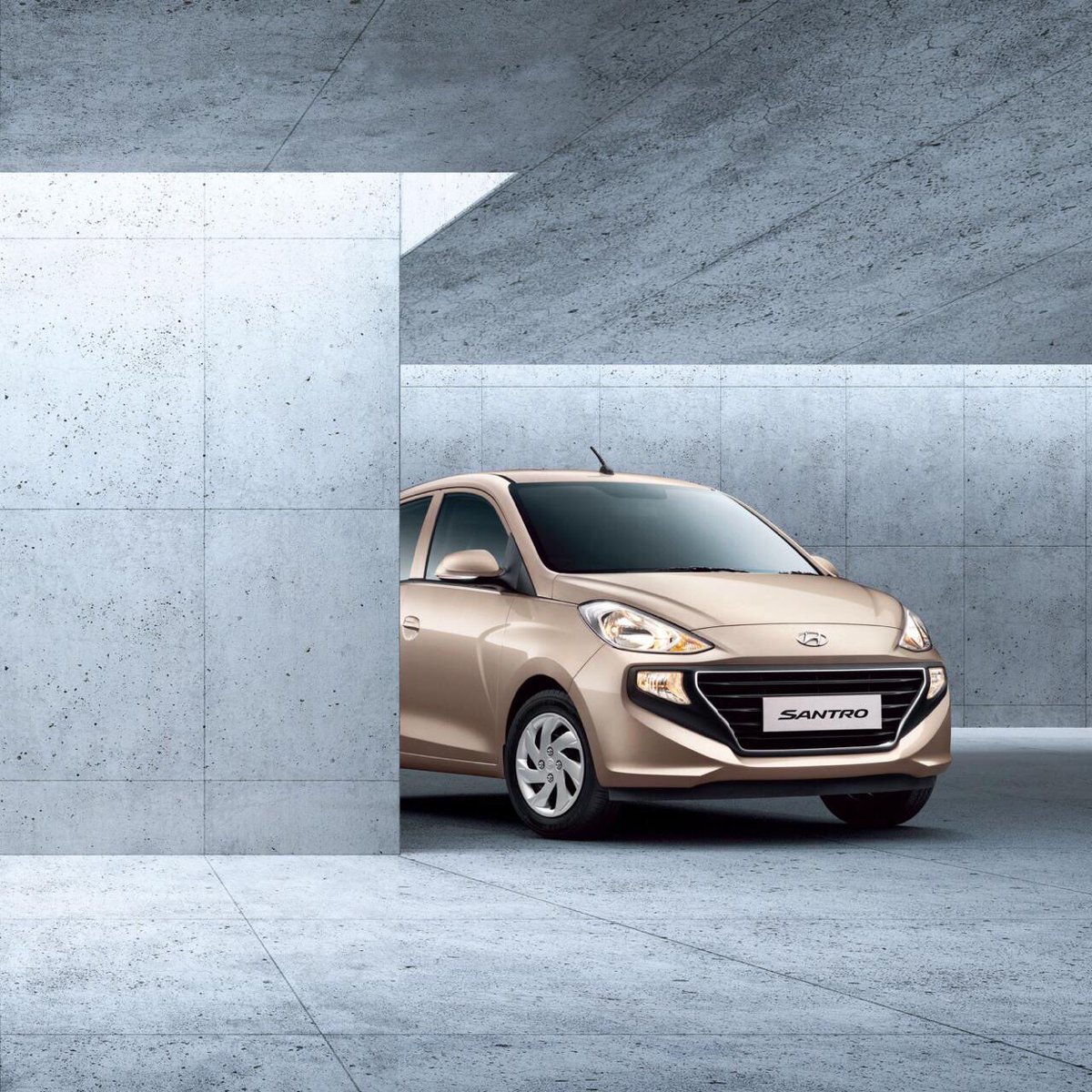 trycarpal's tweet photo. And it’s called the SANTRO!
Gets a 7” touch screen with Android Auto and Apple CarPlay, Reverse Camera, Rear AC Vents and the AMT. 
Icing on the cake - 3 years / 1,00,000 Kms warranty as standard. 
Pre-bookings open. 
#Hyundai #AllNewSantro #Santro https://t.co/7jA2DVDg5K