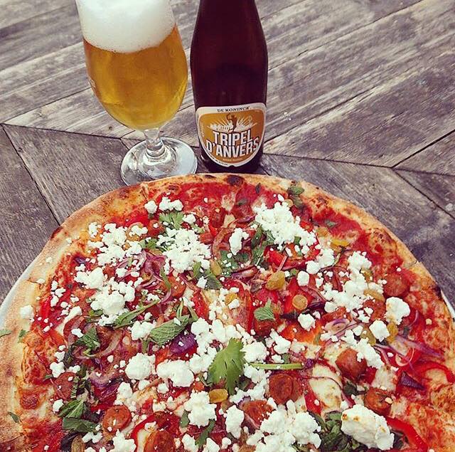 Happy Beer and Pizza Day! 🍕🍻 Picture by <a href="/tastinglocal_/">Tasting Local</a> . Thank you for sharing your #BFBbeermoment with us! 😍 #beerandpizzaday #belgianbeer