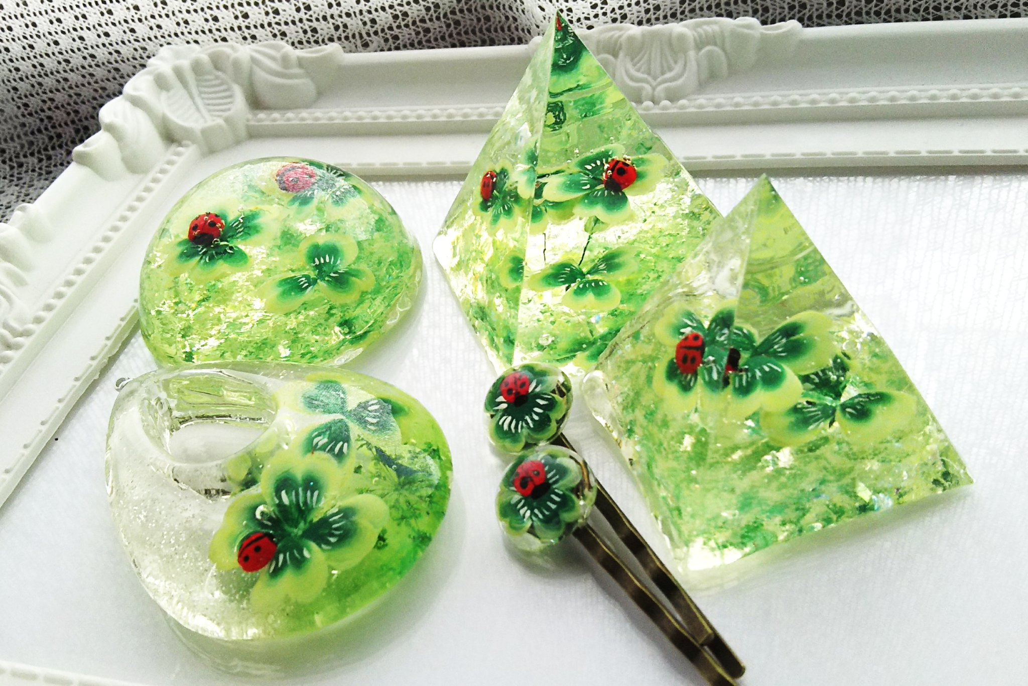 Mina Art 四つ葉クローバーの絵にちょっとはまっております かわいい 並べると幸せな気分になります いいことありますように Minne レジン レジンアート レジンアートペイント 手描き 絵 絵画 四つ葉のクローバー