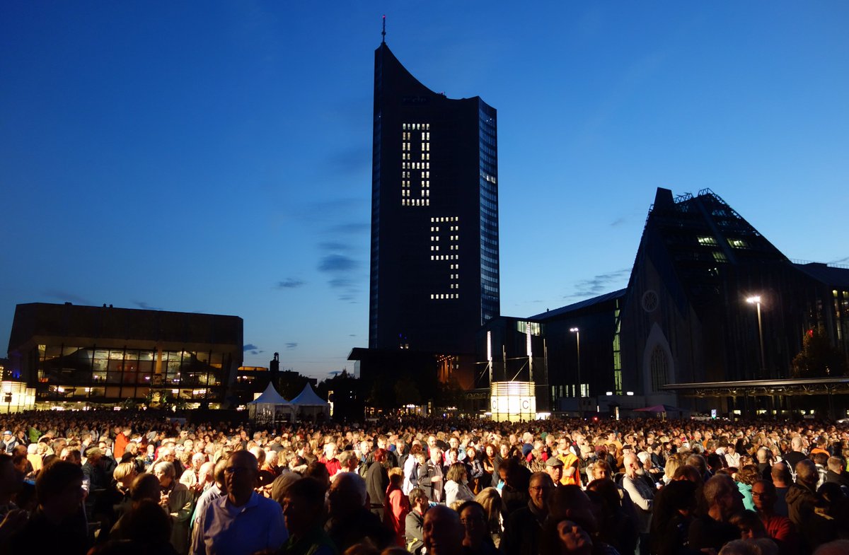MarketingClubLE's tweet photo. 10 Jahre Lichtfest in Leipzig - Heute erinnert Leipzig erneut an die Geschehnisse im Herbst 1989, welche die Wiedervereinigung Deutschlands einleiteten. Start ist um 20 Uhr auf dem Augustusplatz. Alle Informationen finden Sie unter: https://t.co/JU46Ud9buh #lichtfest #leipzig89 https://t.co/p9OFxUw8G4