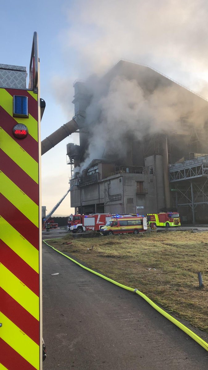 [feu d’envergure en cours] sur le site d’Arcelor Mittal à Schifflange. Fort dégagement de fumée. La population du secteur est invitée à garder portes et fenêtres fermées #CGDIS